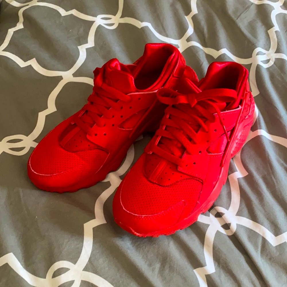Red Nike harauches sneakers